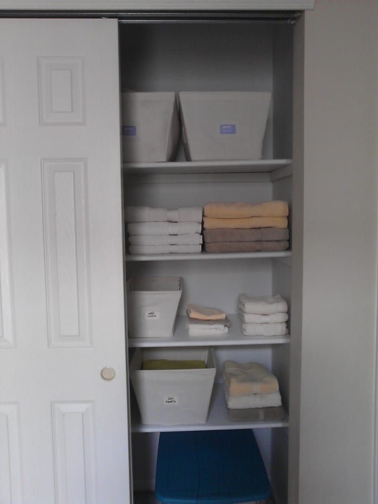 linen closet organized, what to keep in your linen closet
