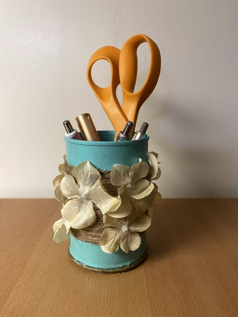 HOW TO CHANGE A PLAIN SOUP CAN INTO A GORGEOUS DIY PENCIL HOLDER