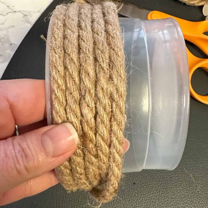 Wrap the rope around container