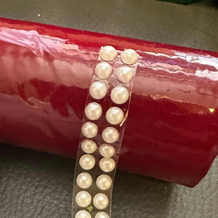 Wrap the pearl sticker around the tube