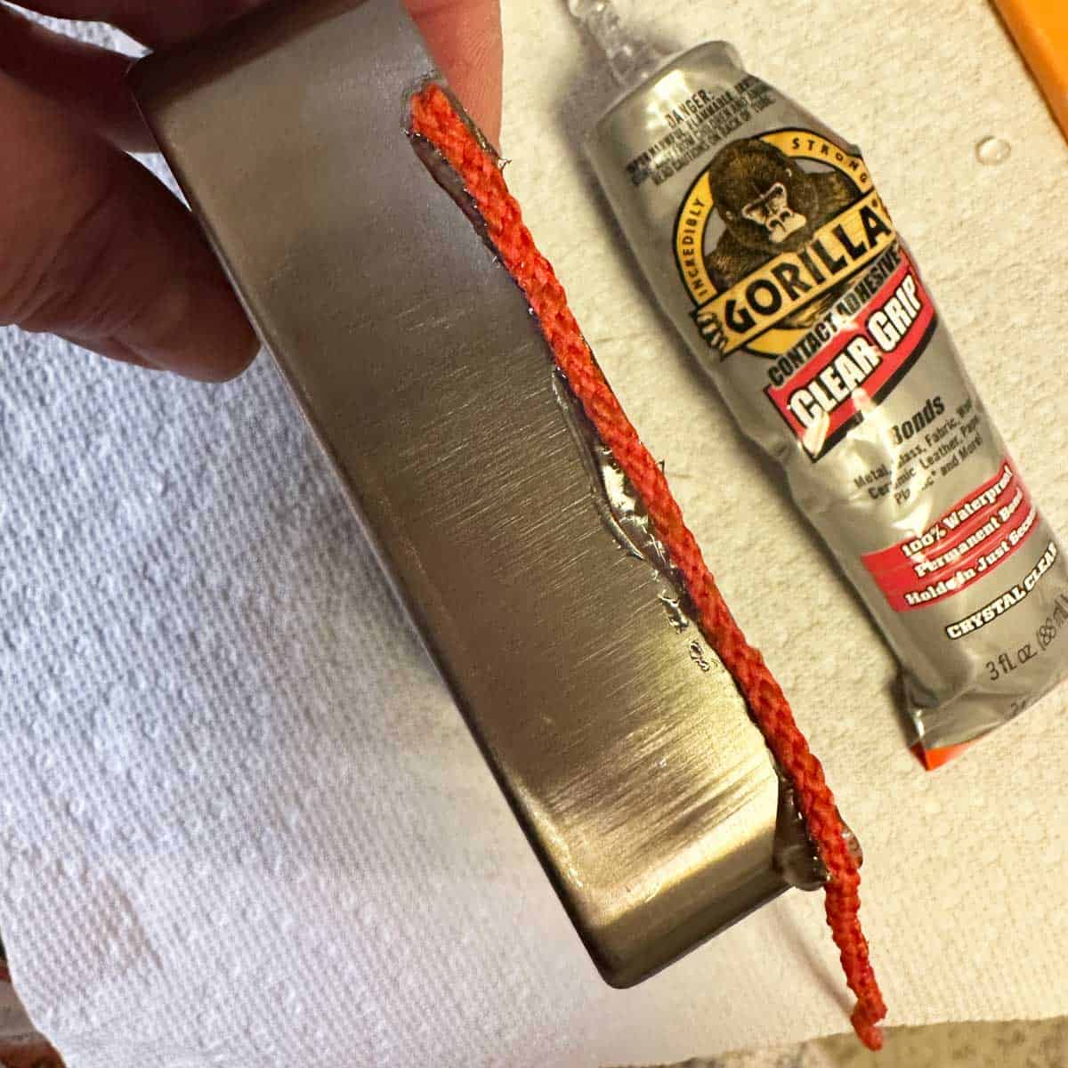 The start of the rope and the clear glue on the side of the lid - the gorilla glue clear tube is on the right side - square image